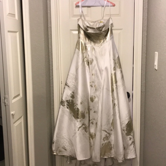 BEAUTIFUL EYE CATCHING GOWN!😁 - Picture 3 of 8